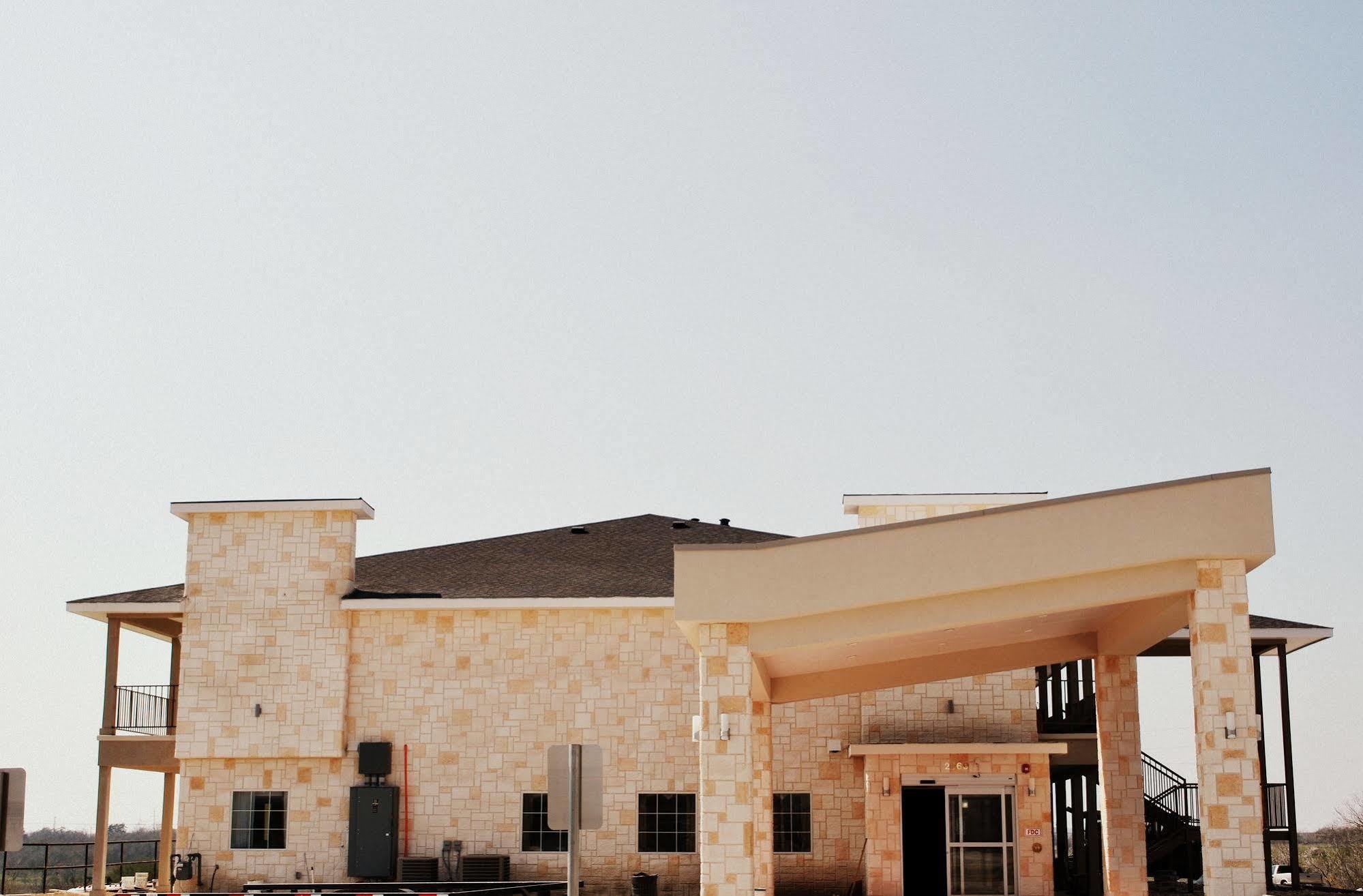 Westwood Inn By Oyo Gonzales Tx Exterior foto